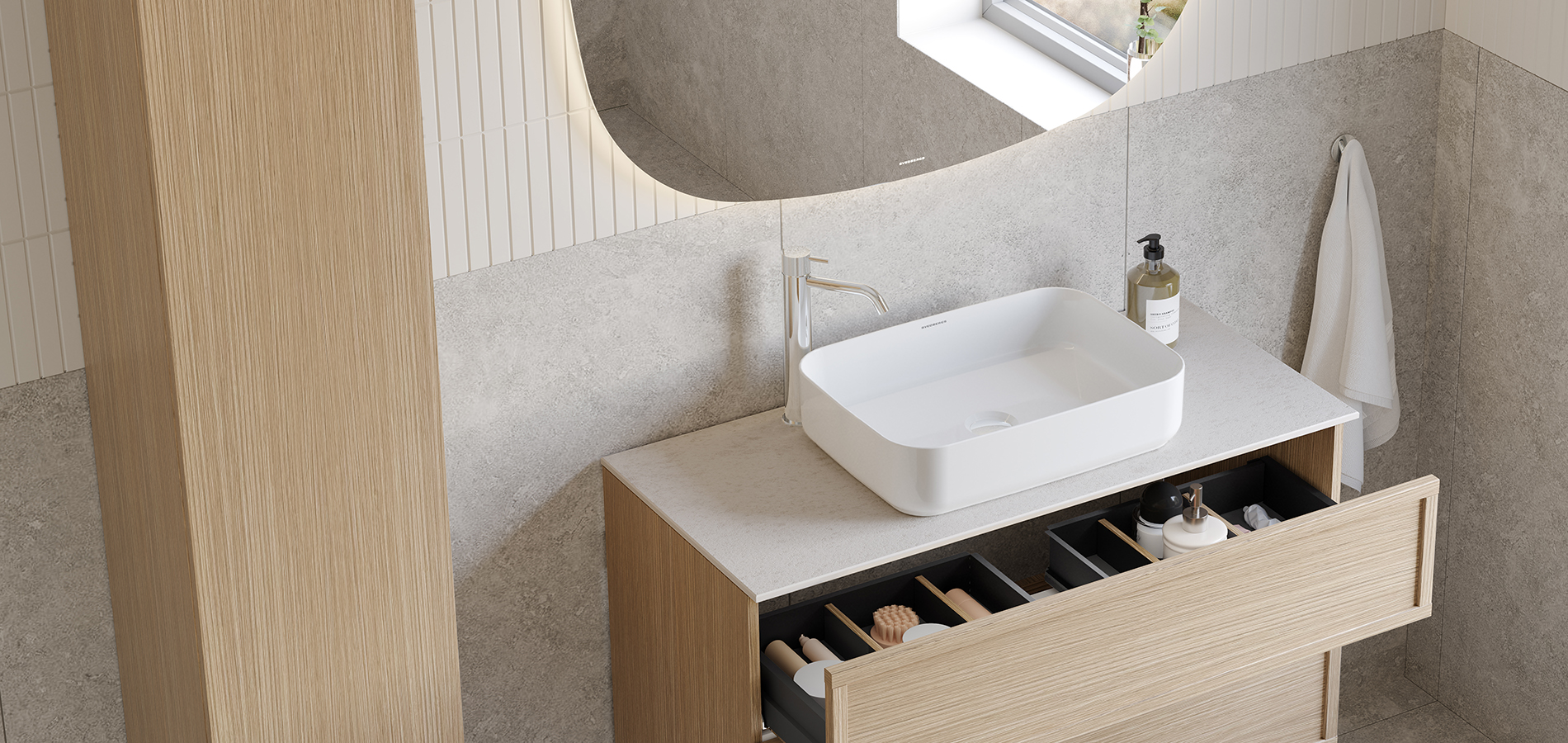 Poem kommod i pur ek med fronten Ram