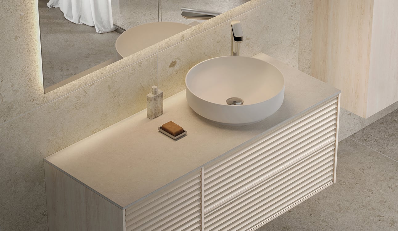 Epos kommod i vit ask med fronten Jalusi och Beric bänkskiva