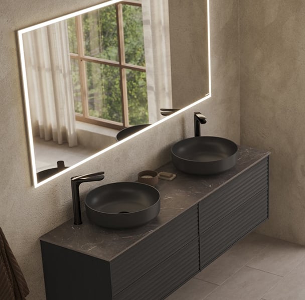 Epos kommod i svart ask med fronten Jalusi och Brecc bänkskiva