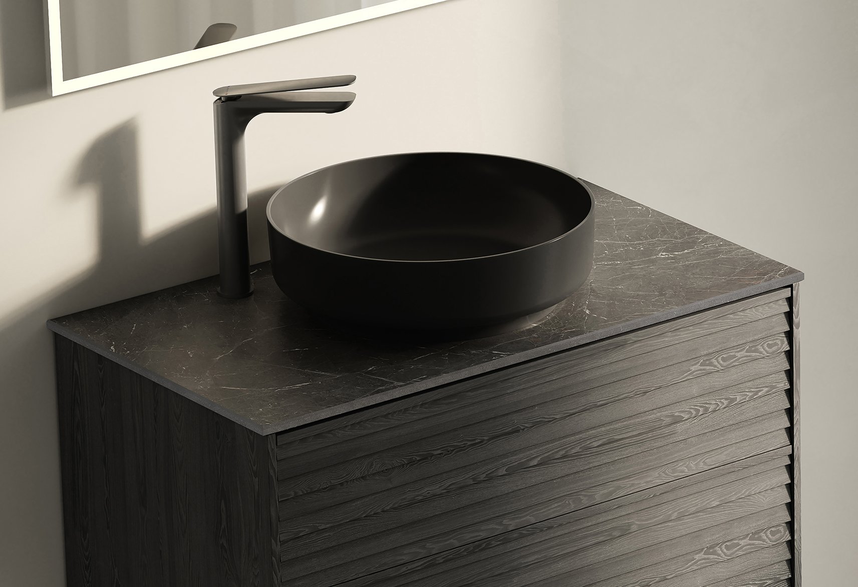 Epos kommod i svart ask med fronten Jalusi och Brecc bänkskiva