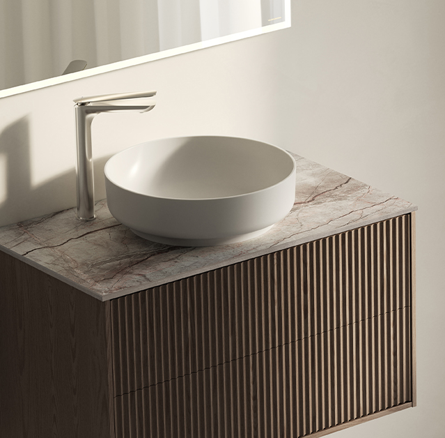 Epos kommod i brun ask med fronten Svall och Silva bänkskiva