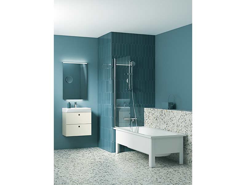 Badrum med emaljbadkar och duschvägg