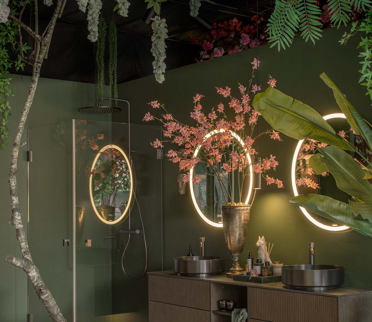 Bild från Stockholm Design Week med hörndusch i blyertssvart