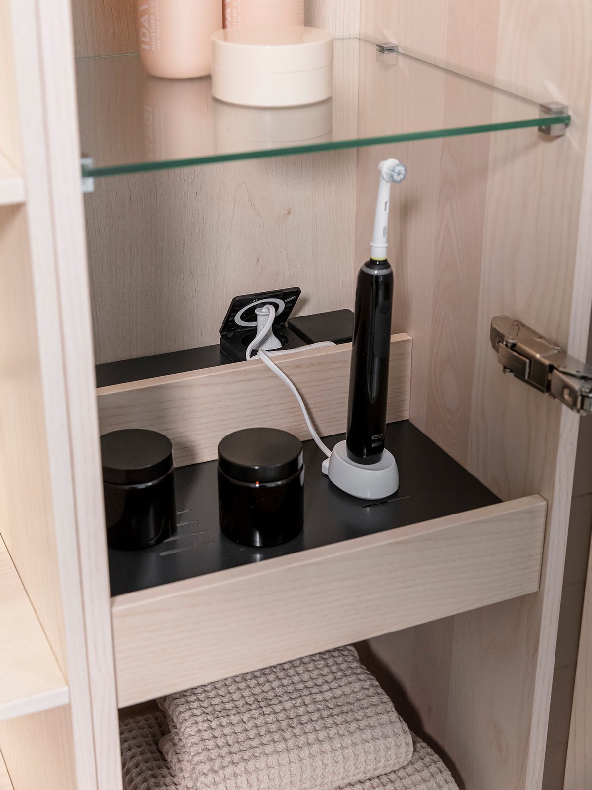 Högskåp med laddstation i värmetålig plåt
