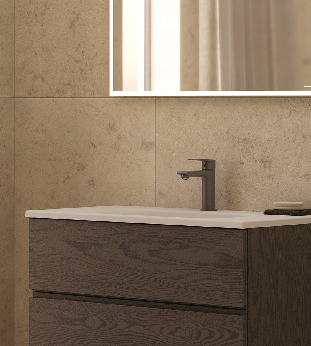 Poem kommod i brun ask med detaljer i mocca