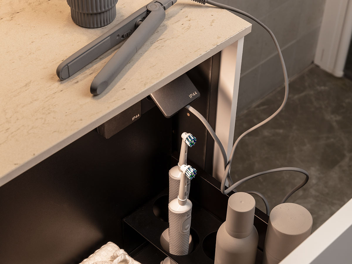 Badrumsmöbel med smart förvaring och eluttag