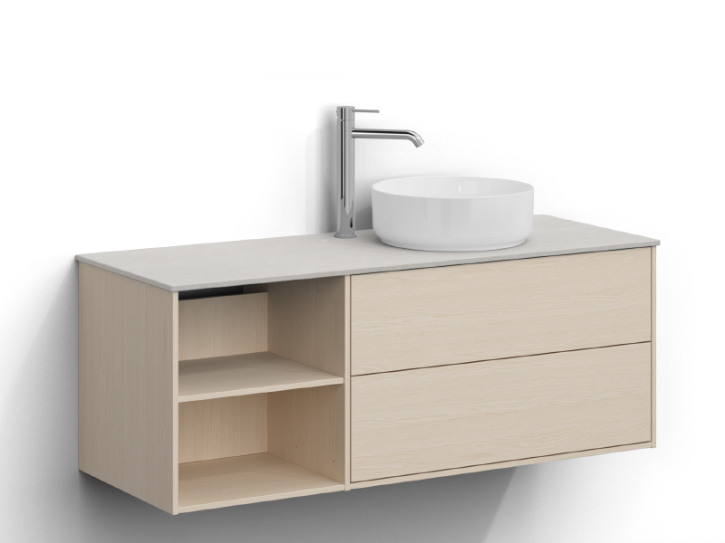 Epos kommod 120 cm bred, vägghängd, i vit ask med två lådor samt en öppen hylla, utan handtag. Beric bänkskiva 120 cm i ljus kalkstenslook med silkesmatt yta och subtil struktur. Tvättställsplacering till höger av bänkskivan, kromad ettgreppsblandare till vänster av tvättstället.